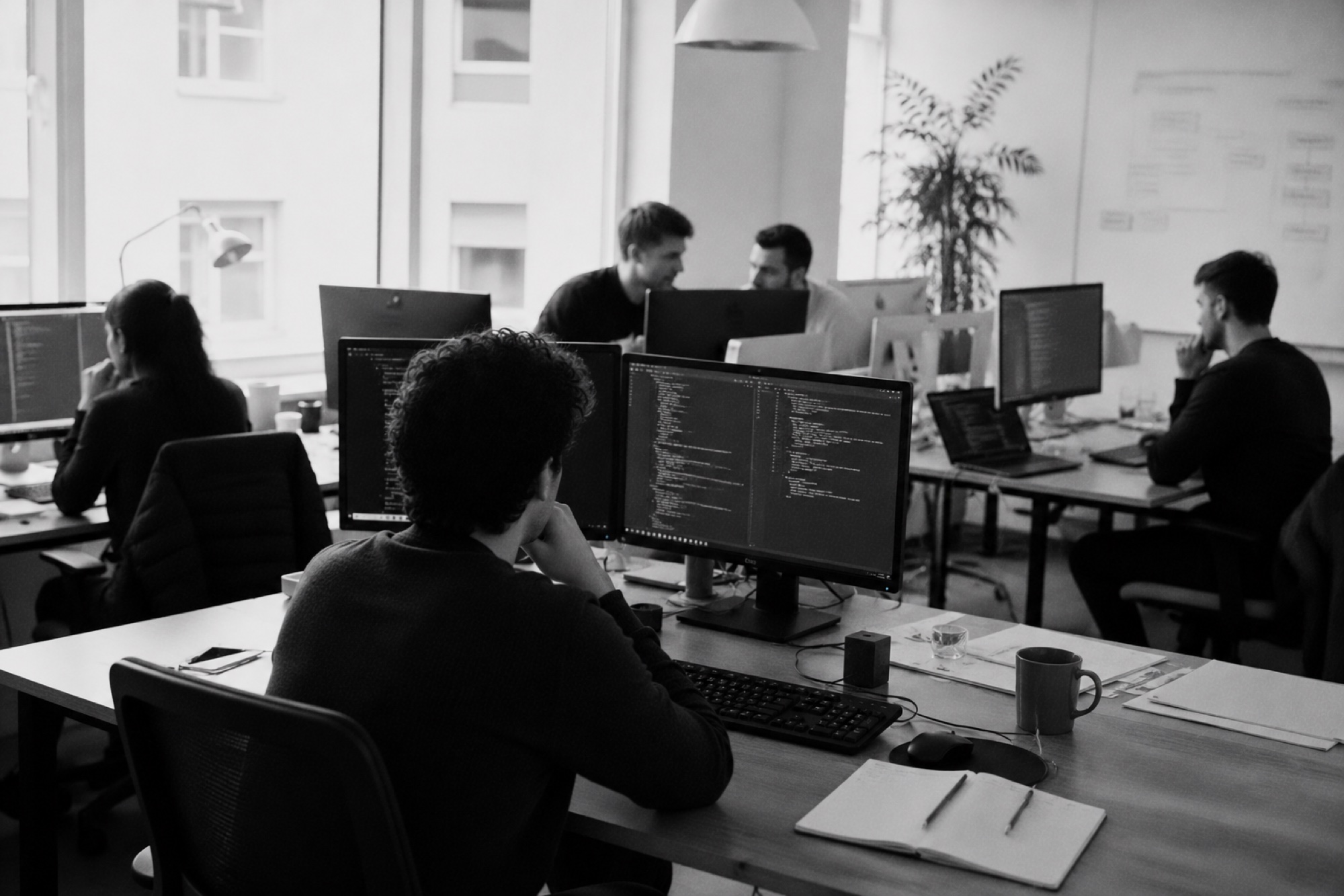 Aabent kontor hvor teamet arbejder